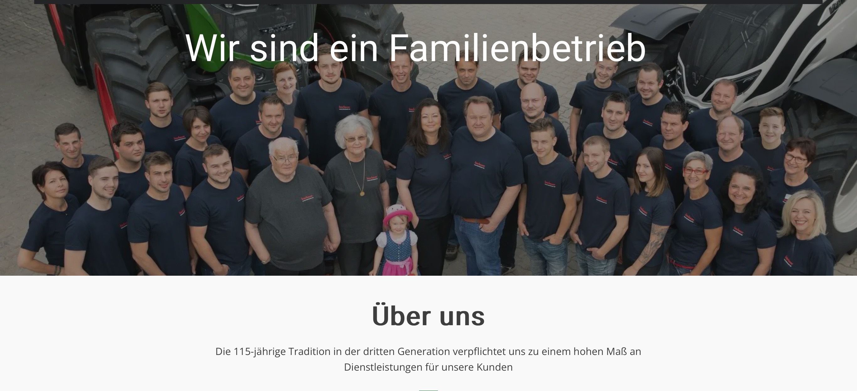 Bild enthält, People, Person, T-Shirt, Team, Adult, Male, Man, Jeans, Necklace, Groupshot