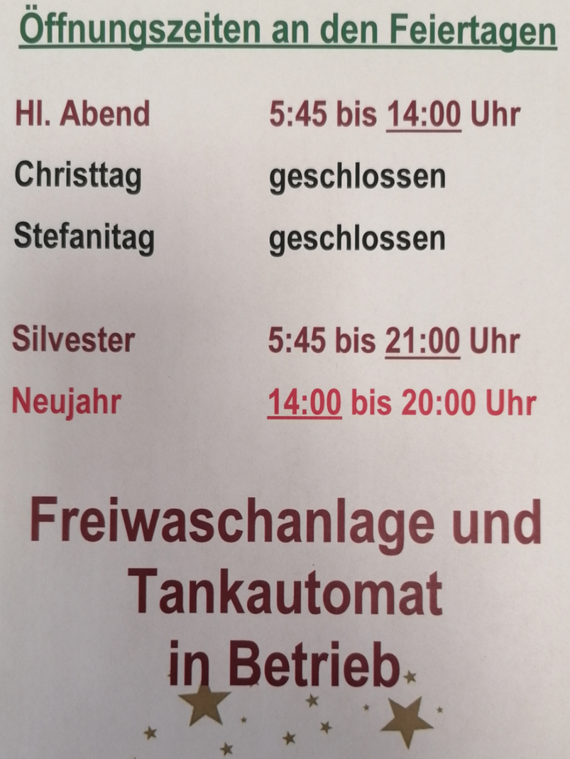 Ein Schild zeigt Öffnungszeiten für verschiedene Feiertage. 'HI. Abend' ist von 5:45 bis 14:00 Uhr geöffnet. 'Christtag' und 'Stephanitag' sind geschlossen. 'Silvester' ist von 5:45 bis 21:00 Uhr geöffnet. 'Neujahr' ist von 14:00 bis 20:00 Uhr geöffnet. Freiwaschanlage und Tankautomat sind in Betrieb.