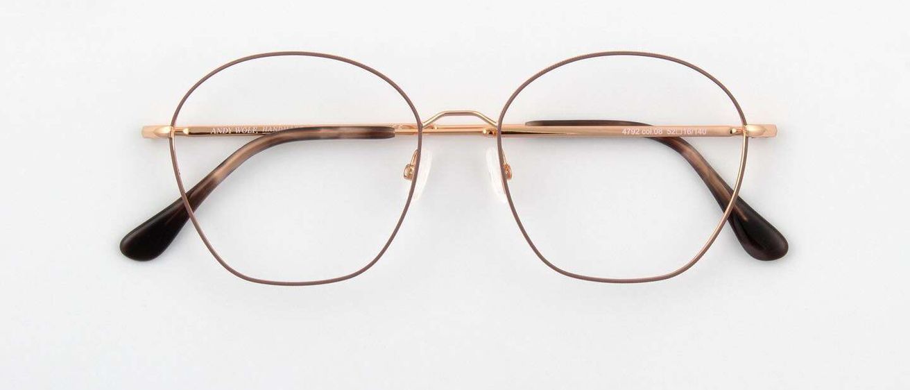 Ein Brillenpaar mit kupferfarbenem Rahmen und braunen Gläsern, auf einem weißen Hintergrund präsentiert.