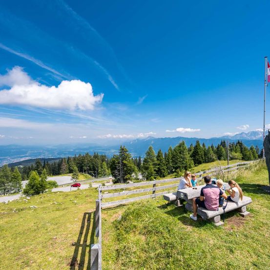 Bild enthält, Nature, Outdoors, Scenery, Shoe, Grass, Person, Landscape, Car, Sky, Bench