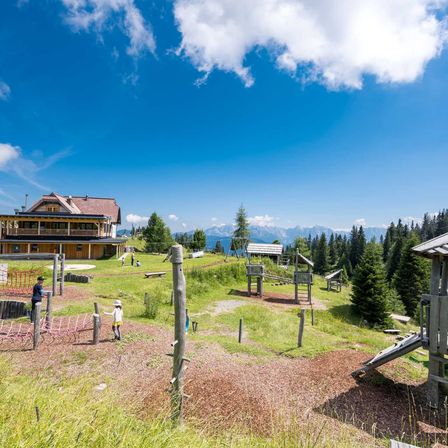 Bild enthält, Nature, Outdoors, Scenery, Shelter, Grass, Hotel, Resort, Landscape, Person, Fir