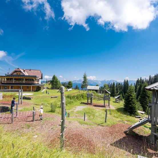 Bild enthält, Nature, Outdoors, Scenery, Shelter, Grass, Hotel, Resort, Landscape, Person, Fir