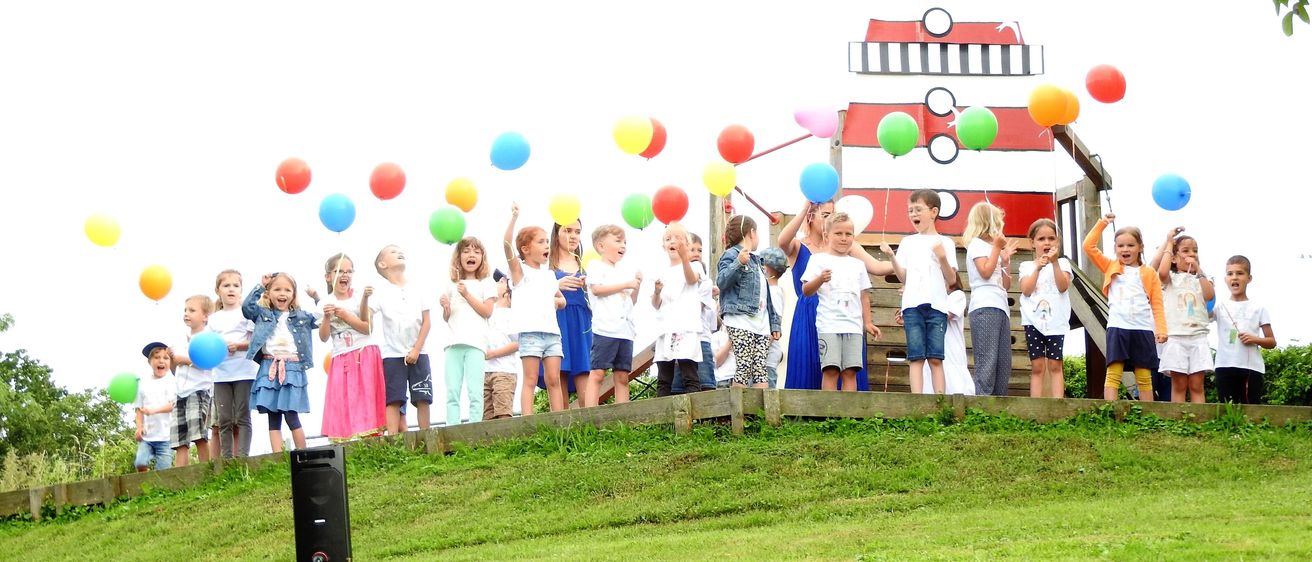 Bild enthält, Grass, People, Person, Park, Summer, Balloon, Shorts, Photography, Portrait, Lawn
