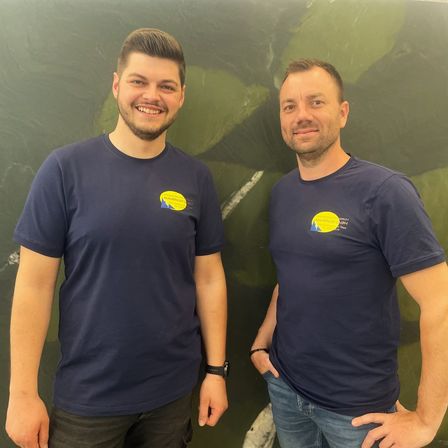 Bild enthält, T-Shirt, Face, Person, Photography, Portrait, Pants, Adult, Male, Man, Jeans