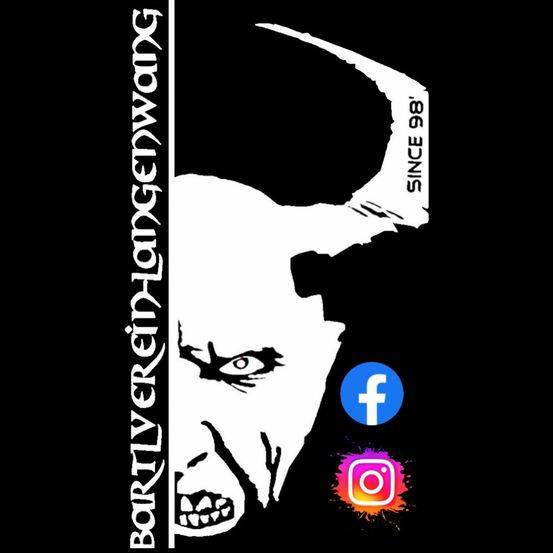 Ein Poster mit einer schwarz-weißen Silhouette des Gesichts eines gehörnten Monsters. 'BARTLVEREiNHANGEWAYNG' und 'SINCE 98' stehen auf der linken und rechten Seite. Unter dem Monstergesicht sind Facebook- und Instagram-Symbole zu sehen.