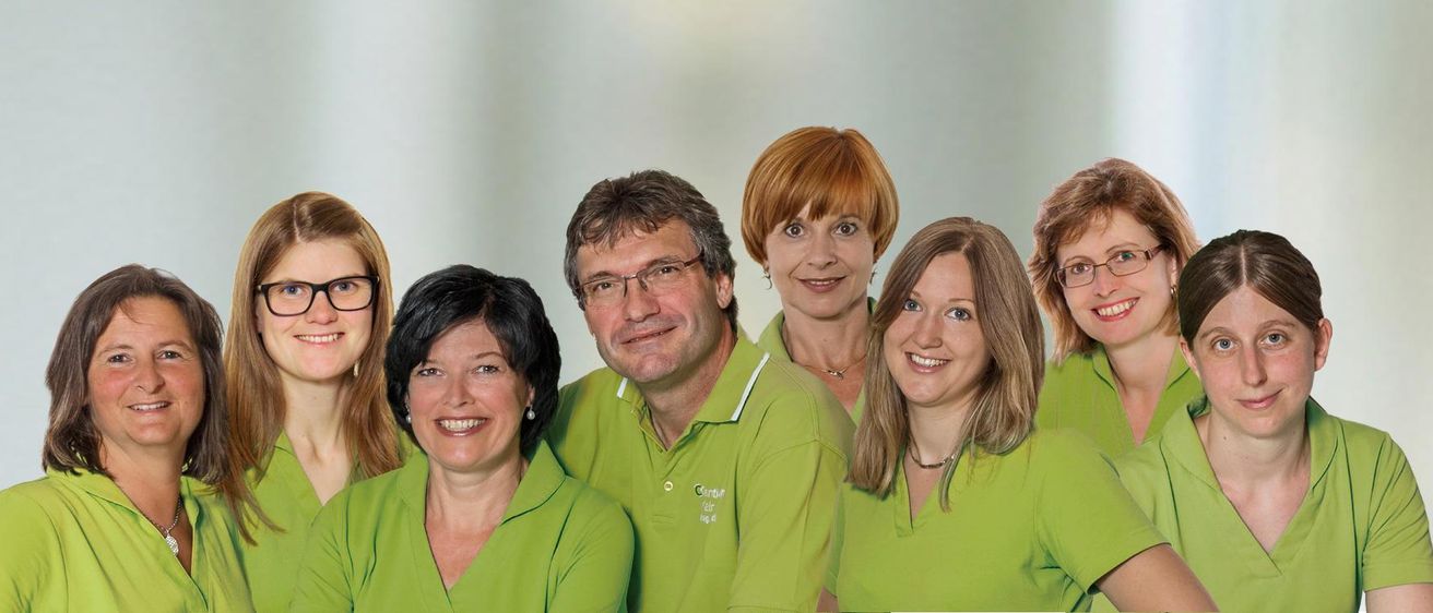 Bild enthält, Groupshot, Person, Adult, Female, Woman, Smile, People, Male, Man, Glasses