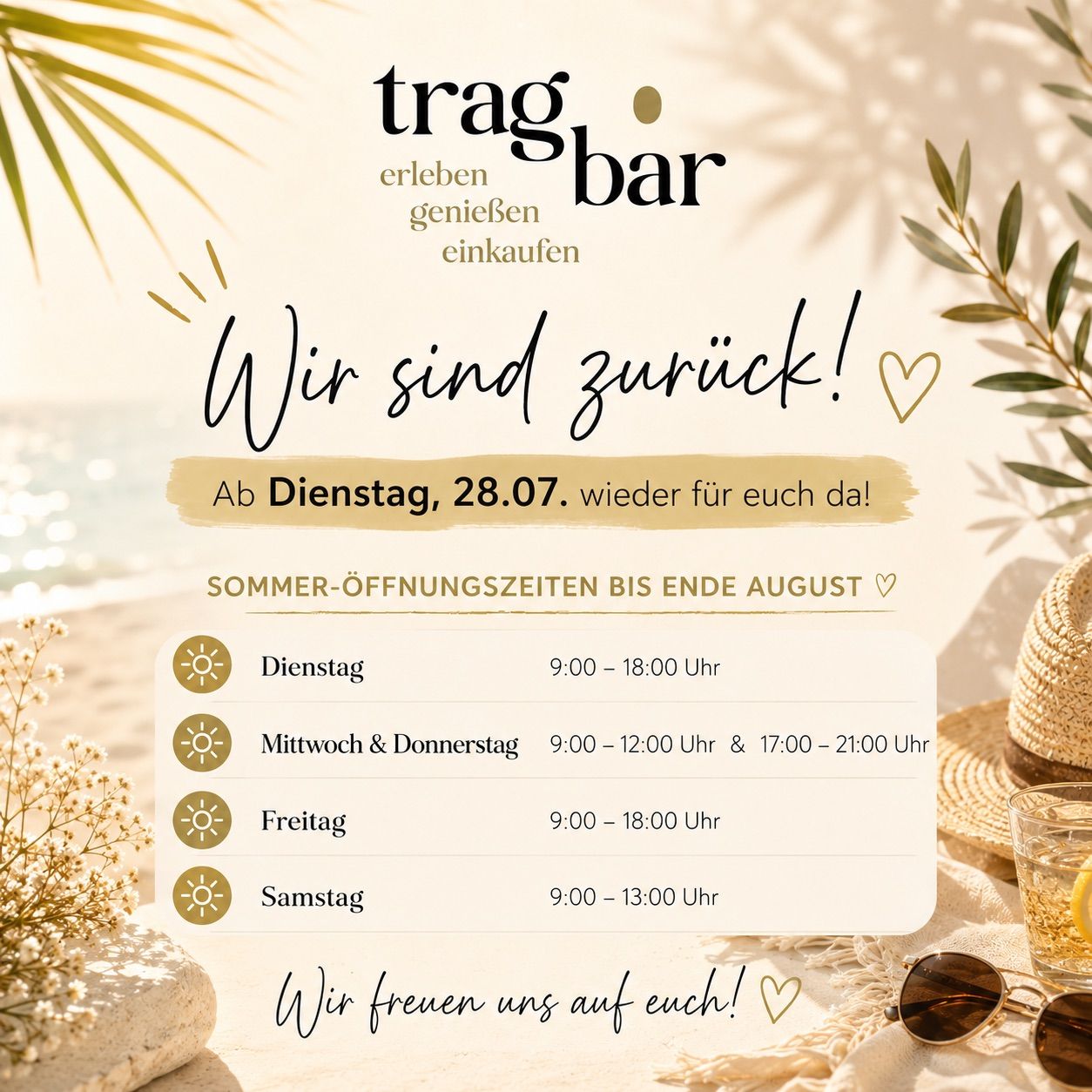 Plakat, das die Sommeröffnungszeiten einer Bar ankündigt, mit tropischem Hintergrund und Herzsymbol. Es verkündet die Wiedereröffnung am Dienstag, 28. Juli, mit verlängerten Öffnungszeiten bis Ende August. Der Zeitplan umfasst Dienstag bis Freitag von 9:00 Uhr bis 18:00 Uhr und Samstag von 9:00 Uhr bis 13:00 Uhr.