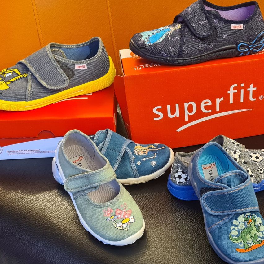 Bild enthält, Clothing, Footwear, Shoe, Sneaker, Box, Sandal, Canvas