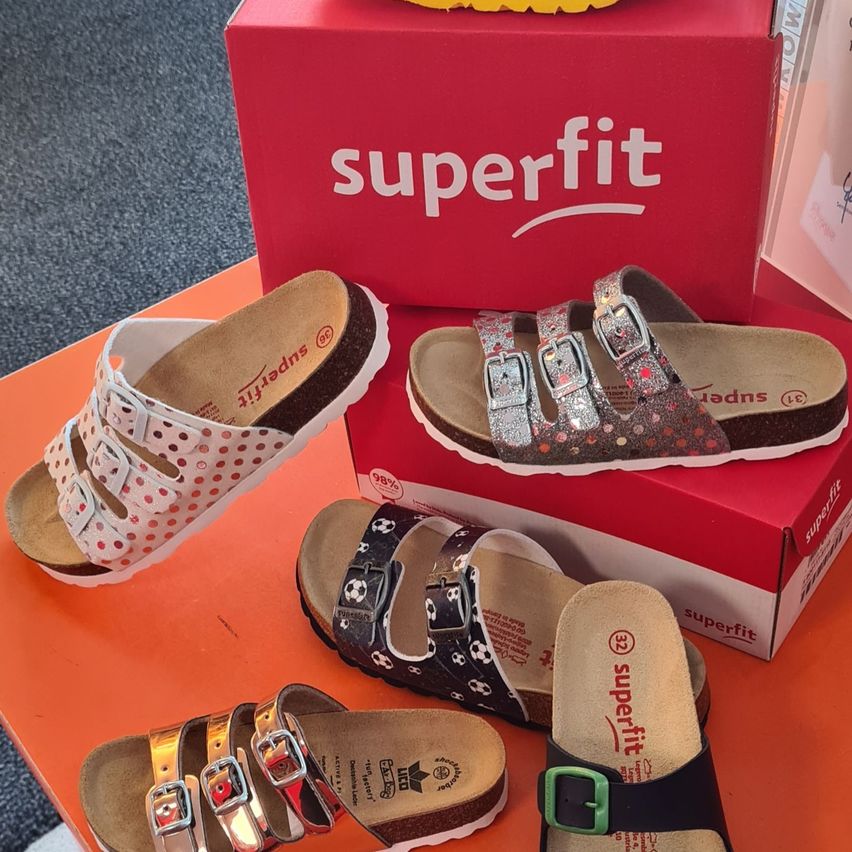 Bild enthält, Clothing, Footwear, Sandal, Shoe