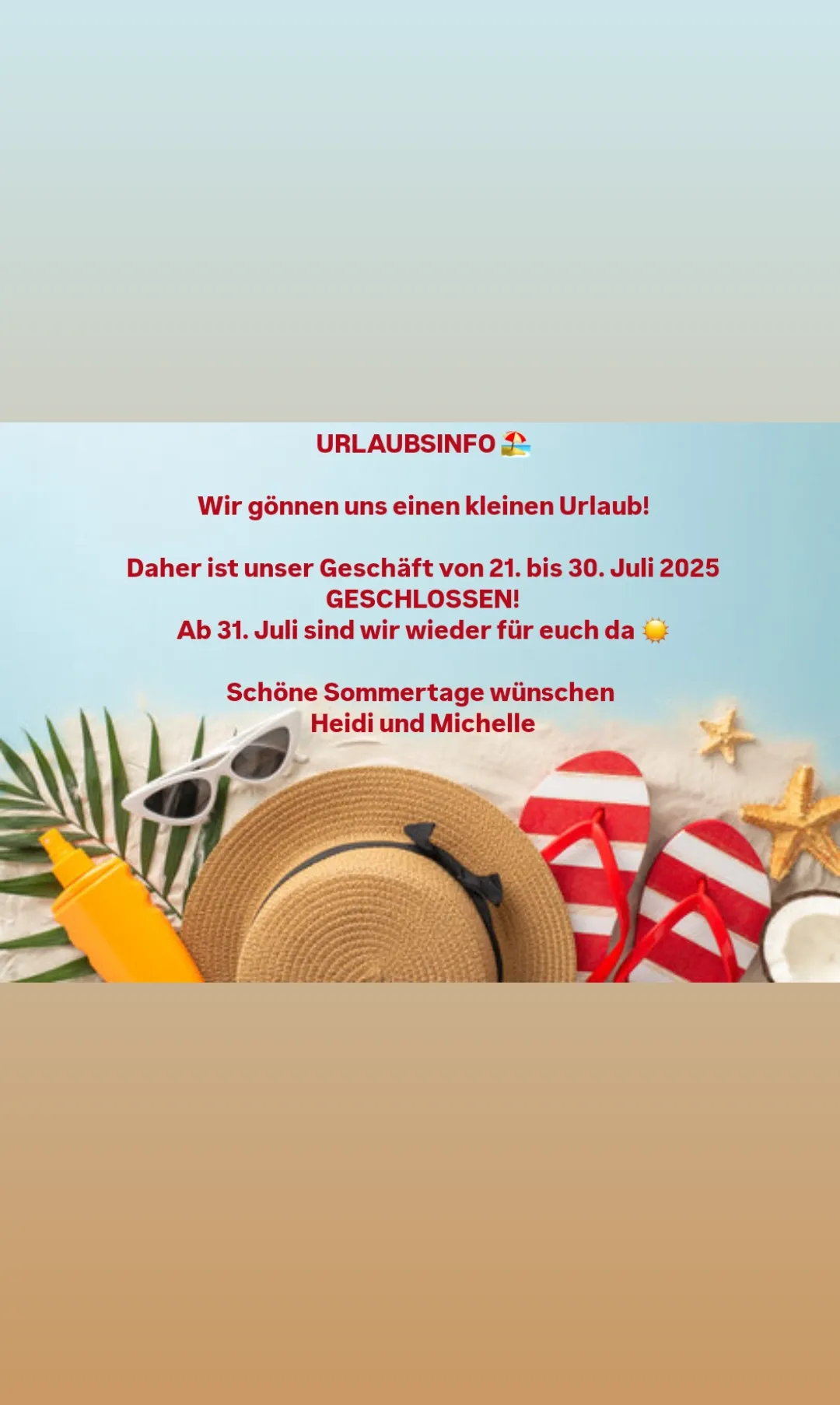 Ein blaues Banner mit Text über die Schließung eines Geschäfts vom 21. bis 30. Juli 2025. Sommerartikel wie Hut, Sonnenbrille, Flipflops und eine Kokosnuss liegen auf dem Sand.