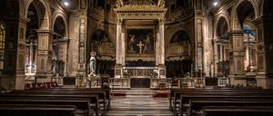 Bild enthält, Architecture, Building, Indoors, Prayer, Altar, Church, Chapel, Person