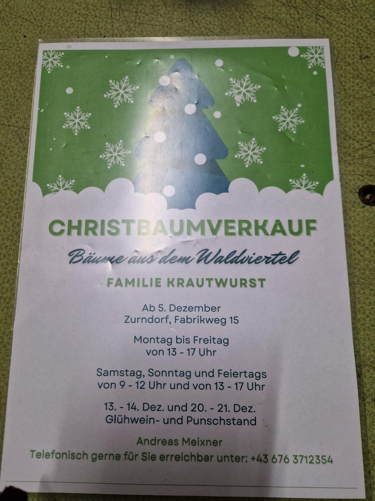 Plakat für den Verkauf von Weihnachtsbäumen. Bäume aus der Region Waldviertel. Familie Krautwurst. 5. Dezember. Zurndorf, Fabrikweg 15. Mo-Fr 13-17 Uhr, Sa-So und Feiertage 9-12 Uhr und 13-17 Uhr. 13. - 14. Dez. und 20. - 21. Dez. Glühwein- und Punschstand.