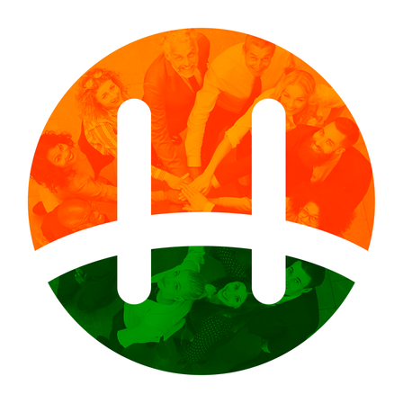 Ein kreisförmiges Logo zeigt eine Gruppe von Menschen mit verbundenen Händen in der Mitte. Der Hintergrund ist orange und grün geteilt.