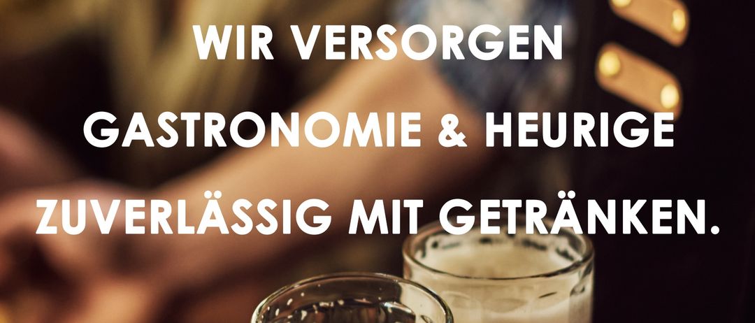 Werbung für Schumitsch Stocker. Das Bild zeigt zwei Hände, die Biergläser halten, mit einer Präsentation von Bier und Gastronomie. Das Logo weist auf Tradition seit 1890 hin.