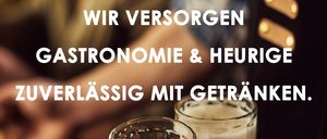 Werbung für Schumitsch Stocker. Das Bild zeigt zwei Hände, die Biergläser halten, mit einer Präsentation von Bier und Gastronomie. Das Logo weist auf Tradition seit 1890 hin.