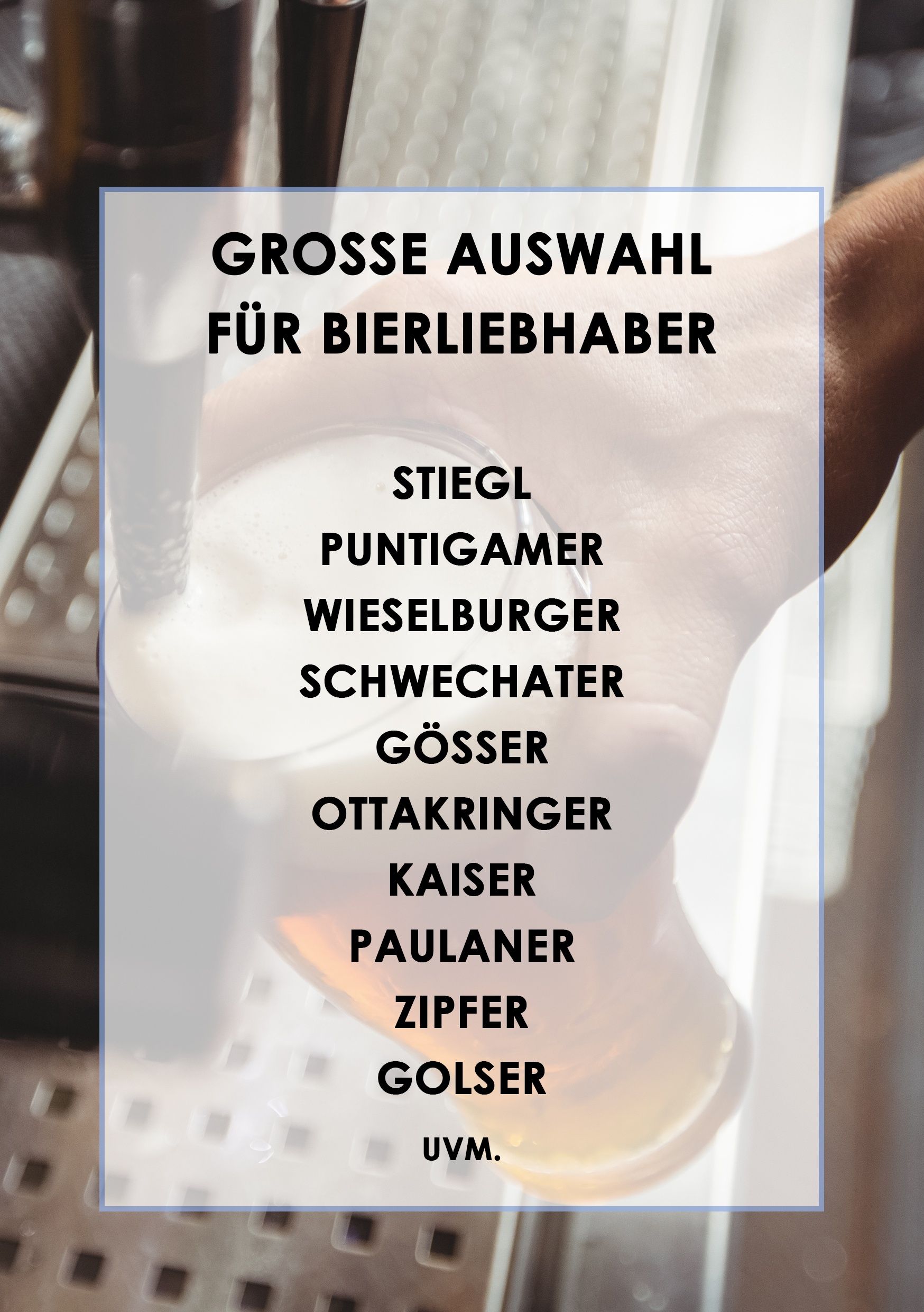 Ein Bild einer Hand, die ein Glas Bier hält, mit verschiedenen Biermarkennamen aufgelistet, einschließlich Stiegl, Puntigamer und Kaiser. Der Hintergrund zeigt ein unscharfes Bild einer Maschine.