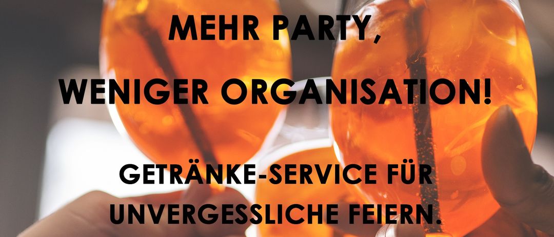 Ein Bild zeigt zwei Hände, die mit goldener Flüssigkeit gefüllte Weingläser stoßen. Der Text lautet 'Mehr Party, weniger Organisation!' und 'Getränke-Service für unvergessliche Feiern.' Das Logo zeigt 'Tradition seit 1890' und 'Getraenke Schumitsich Stocker'.