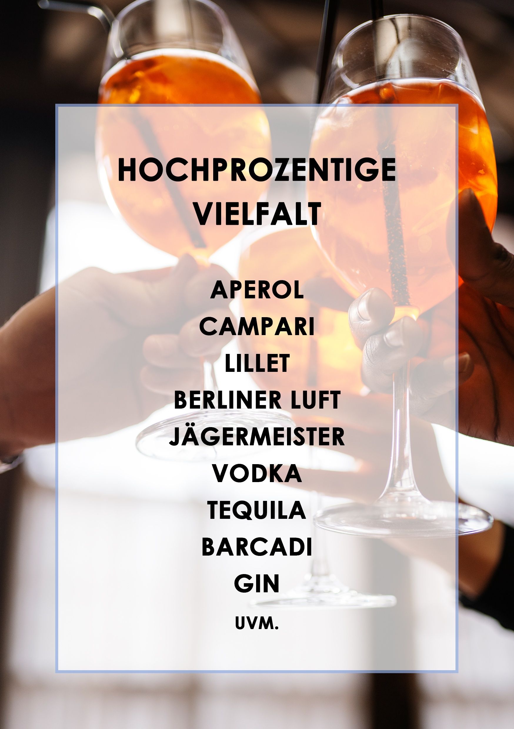 Zwei Hände stoßen mit Gläsern mit orangefarbener Flüssigkeit, wahrscheinlich Cocktails, an einem verschwommenen Hintergrund aneinander. Der Text darüber lautet 'Hochprozentige Vielfalt' mit einer Liste von Spirituosen darunter.