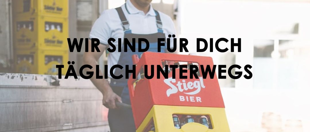 Eine Person, die einen Wagen mit mehreren Bierkisten trägt. Der Wagen ist mit Stiegl- und Voslauer-Marken beladen. Der Text auf dem Bild lautet: 'Täglich unterwegs, kein lästiges Kistenschleppen mehr! Wir bringen deine Getränke bis vor die Haustür.' Das Logo lautet 'Getränke Schumitisch Stocker.'
