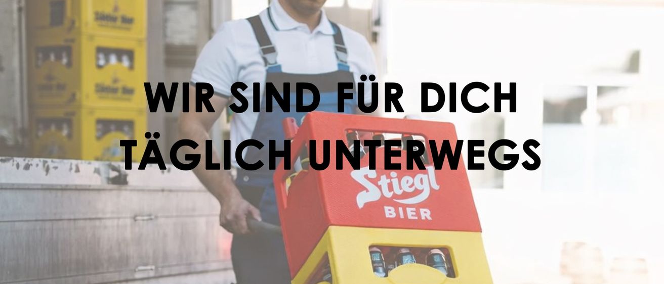 Eine Person, die einen Wagen mit mehreren Bierkisten trägt. Der Wagen ist mit Stiegl- und Voslauer-Marken beladen. Der Text auf dem Bild lautet: 'Täglich unterwegs, kein lästiges Kistenschleppen mehr! Wir bringen deine Getränke bis vor die Haustür.' Das Logo lautet 'Getränke Schumitisch Stocker.'