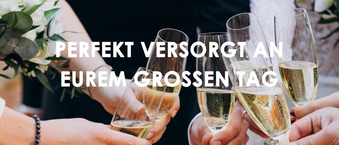 Mehrere Hände halten Champagnergläser. Der Text lautet: 'An Ihrem großen Tag kümmern wir uns um Ihre Getränkeversorgung und passendes Zubehör.' Unten ein Logo für Schumitsch Stocker mit dem Jahr 1890.