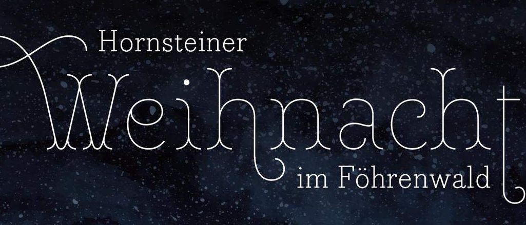 Ein Plakat bewirbt eine Veranstaltung im Wald vom 19. bis 21. Dezember 2025. Es zeigt einen Weihnachtsbaum, einen Besuch vom Christkind, einen Weihnachtsmarkt, verschiedene Glühweinsorten, Handwerkskunst und Geschenkideen, Maronen und Burger, musikalische Umrahmung und mehr. Es lädt ein zu einem festlichen Eröffnungskonzert und einem freundlichen Weihnachtsfest.