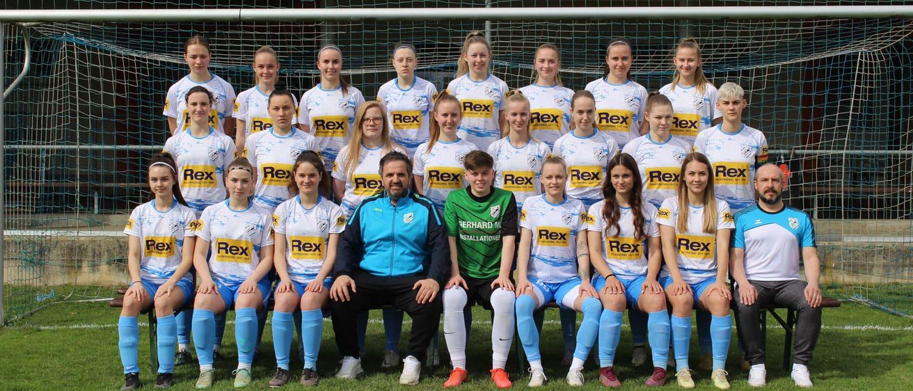 Bild enthält, People, Person, Team, Groupshot, Adult, Male, Man, Shoe, T-Shirt