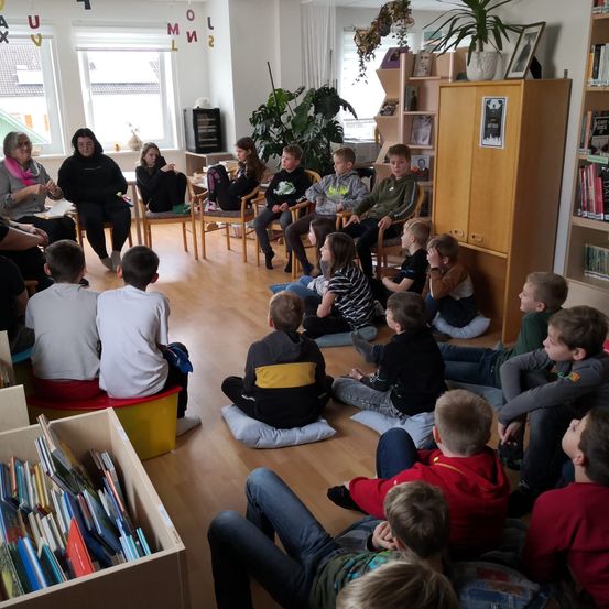 Bild enthält, People, Person, Library, Boy, Child, Male, Adult, Man, Furniture, Student