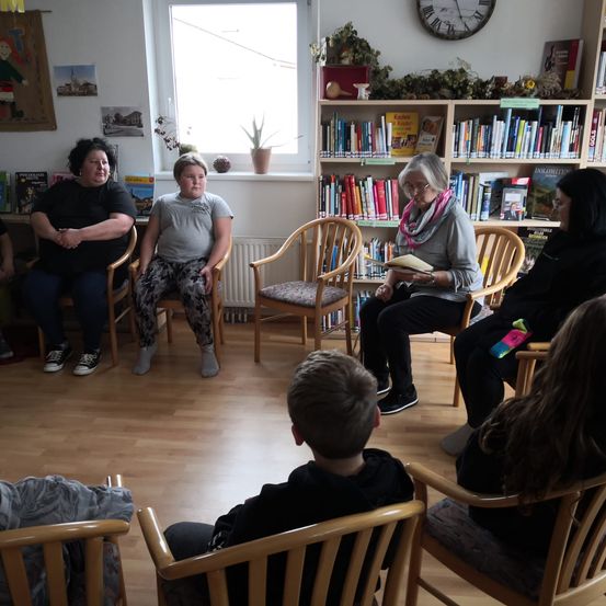 Bild enthält, Adult, Female, Person, Woman, People, Library, Furniture, Living Room, Boy, Child