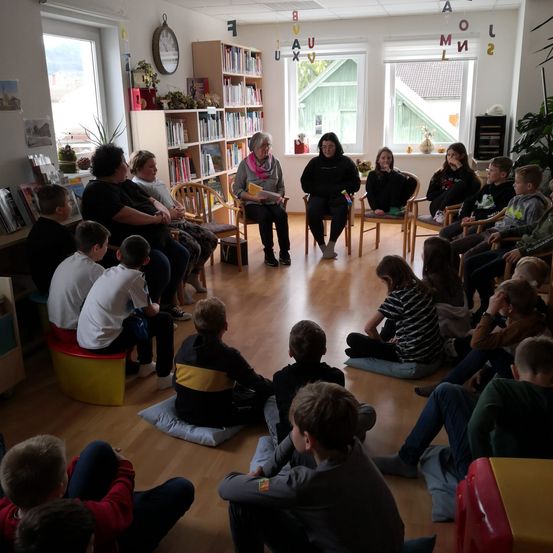 Bild enthält, People, Person, Library, Flooring, Boy, Child, Male, Furniture, Living Room, Man