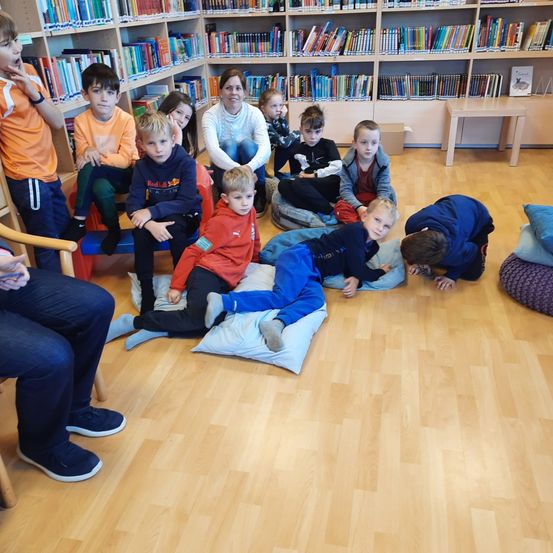 Bild enthält, Library, People, Person, Adult, Female, Woman, Furniture, Boy, Child, Male