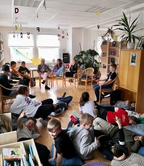 Bild enthält, People, Person, Library, Plant, Boy, Child, Male, Adult, Female, Woman