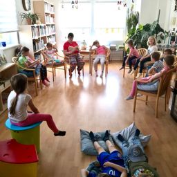 Bild enthält, Boy, Child, Male, Person, Female, Girl, Furniture, People, Student, Face