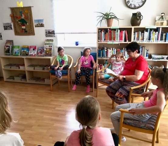 Bild enthält, Chair, Child, Female, Girl, Person, Adult, Male, Man, Plant, Library