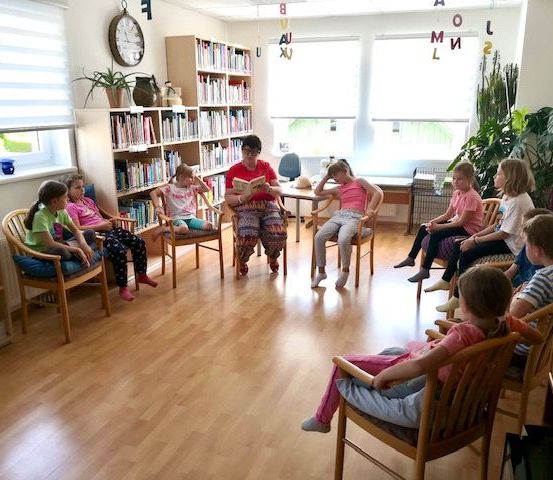 Bild enthält, Chair, Person, Plant, Adult, Female, Woman, Child, Girl, Book, Student