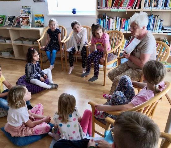 Bild enthält, People, Person, Child, Female, Girl, Chair, Boy, Male, Student, Woman