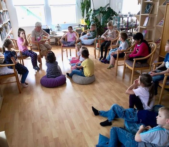 Bild enthält, Adult, Female, Person, Woman, Child, Girl, Boy, Male, Chair, Baby