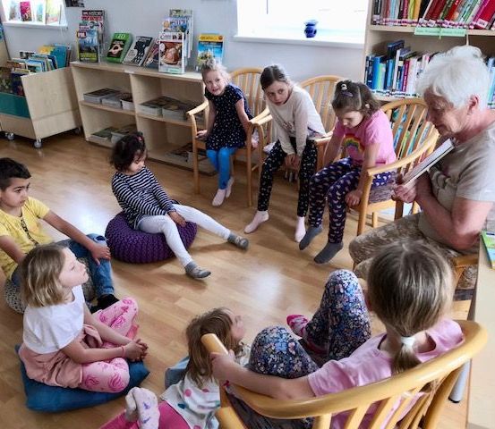 Bild enthält, Child, Female, Girl, Person, Adult, Male, Man, Chair, Book, People