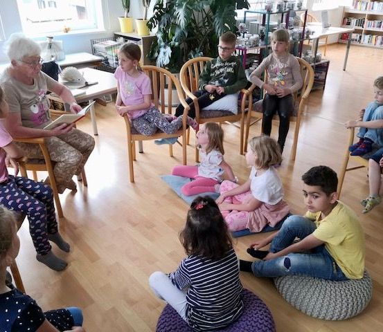 Bild enthält, People, Person, Child, Female, Girl, Boy, Male, Chair, Adult, Man