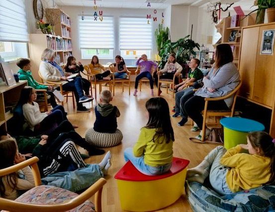 Bild enthält, Adult, Female, Person, Woman, Child, Girl, Kindergarten, Plant, Male, Man