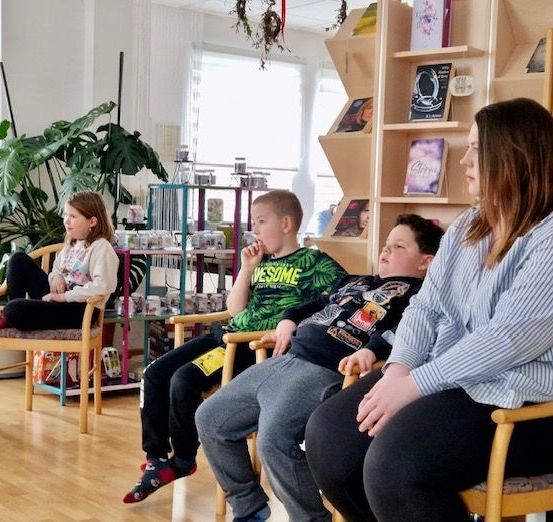 Bild enthält, People, Person, Adult, Female, Woman, Boy, Child, Male, Chair, Girl