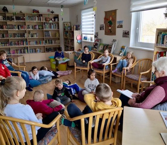 Bild enthält, Plant, Library, Chair, Person, Child, Female, Girl, Student, People, Boy