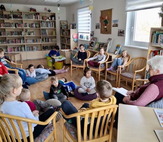 Bild enthält, Library, Plant, People, Person, Chair, Child, Female, Girl, Baby, Boy