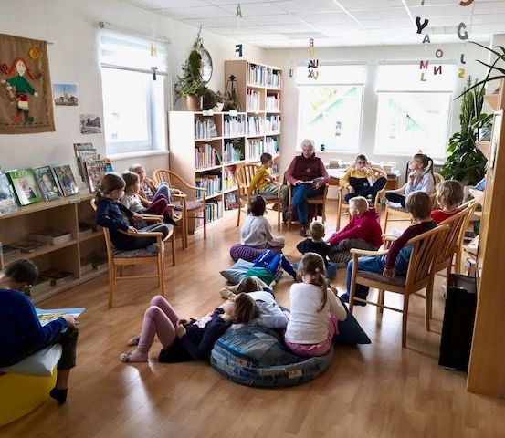 Bild enthält, Person, Chair, Furniture, Adult, Female, Woman, Plant, Baby, Library, Man