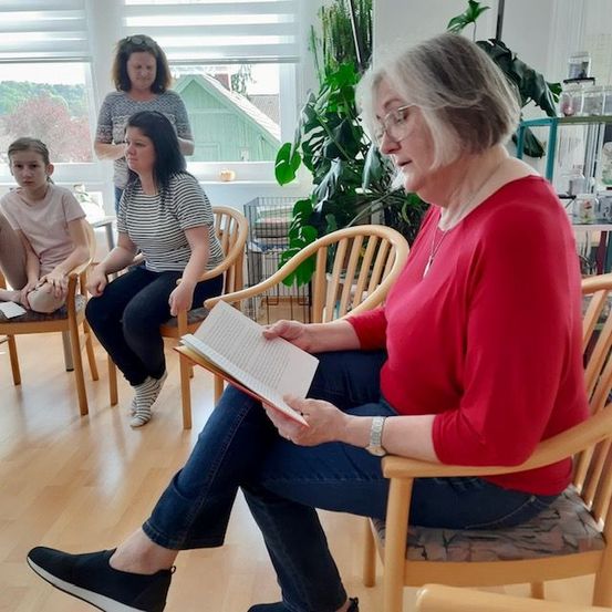 Bild enthält, Adult, Female, Person, Woman, Sitting, Chair, Necklace, Head, Face