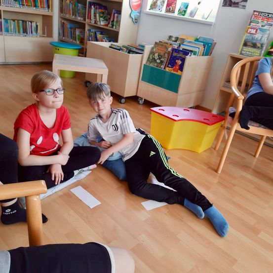 Bild enthält, Hosiery, Sock, Pilates, Boy, Child, Male, Person, Furniture, Student, Floor