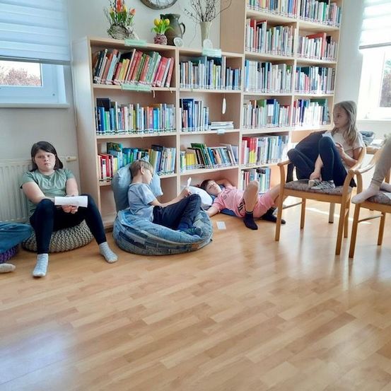 Bild enthält, Furniture, Book, Person, Chair, Baby, Bookcase, Shoe, Adult, Female, Woman