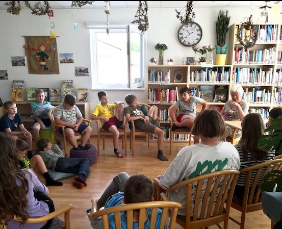 Bild enthält, Adult, Male, Man, Person, Library, Baby, Chair, Plant, People, Child