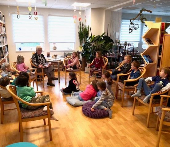 Bild enthält, Baby, Person, Chair, Child, Female, Girl, Adult, Male, Man, Library