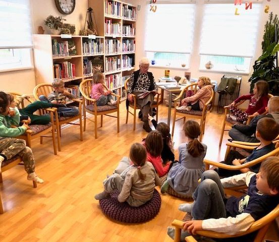 Bild enthält, Adult, Female, Person, Woman, Chair, Baby, Boy, Child, Male, Library